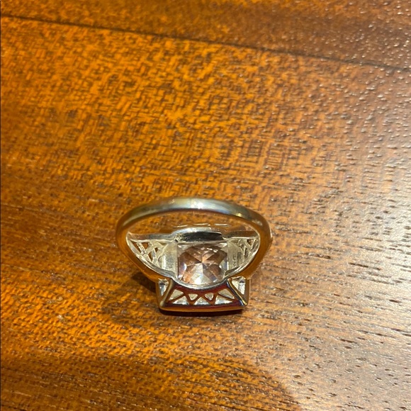 Elegant Silver Women's Ring with Clear Gemstone - Picture 4 of 6